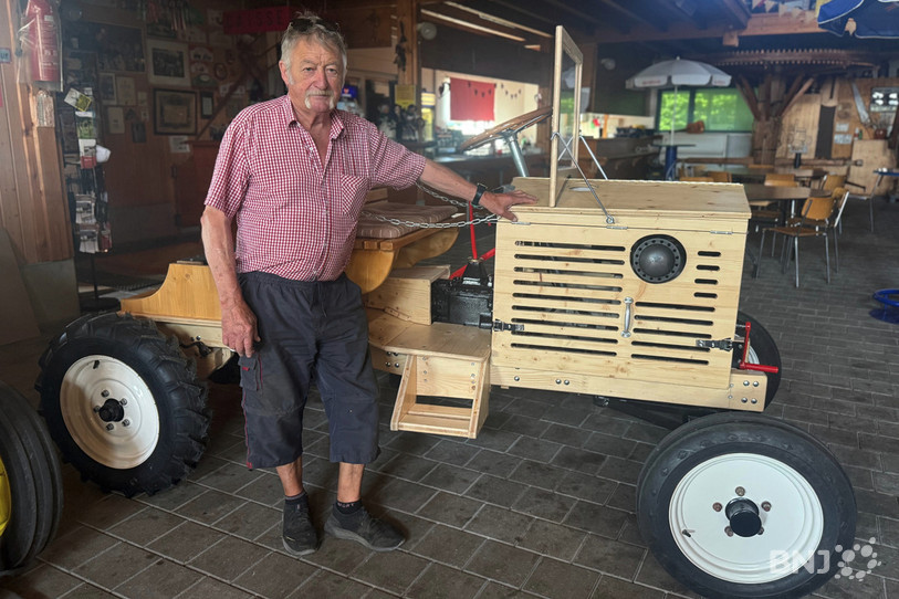 Bernard Vuillaume va présenter son tracteur en bois ce week-end.