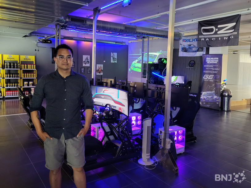 Pacosme Khamsithy pose devant les six châssis que compte, pour l’instant, son centre de sport automobile virtuel.