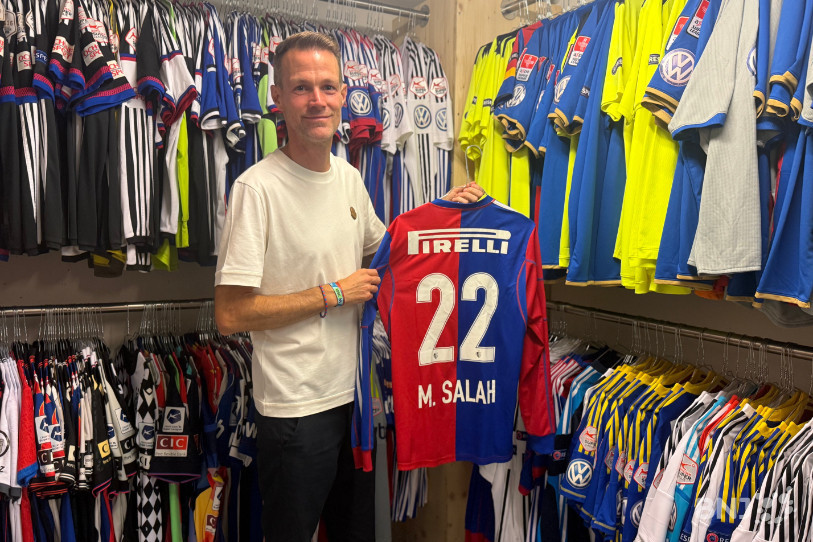 Gérald Terrier pose au milieu de ses maillots du FC Bâle.