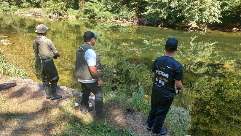 Lilian et Luca reçoivent des conseils de Miguel Rivero pour mieux taquiner les truites du Doubs.