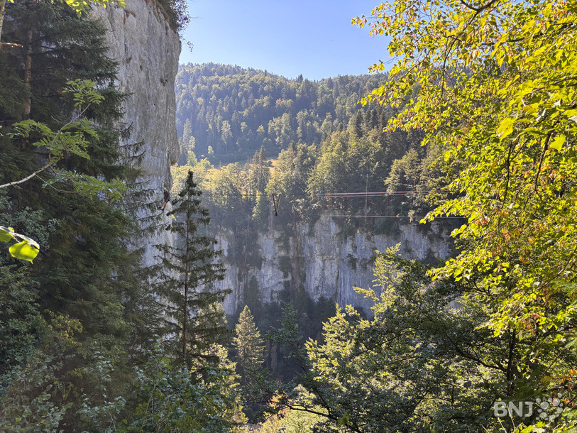 Le long de la paroi rocheuse, une via ferrata est proposée aux plus téméraires.