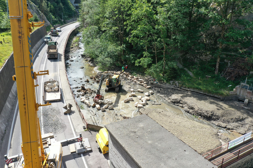 Plus de 30 tonnes de blocs de roche et une vingtaine de souches ont notamment été implantées sur la rive de la rivière. (Photo : Georges Chételat SA).