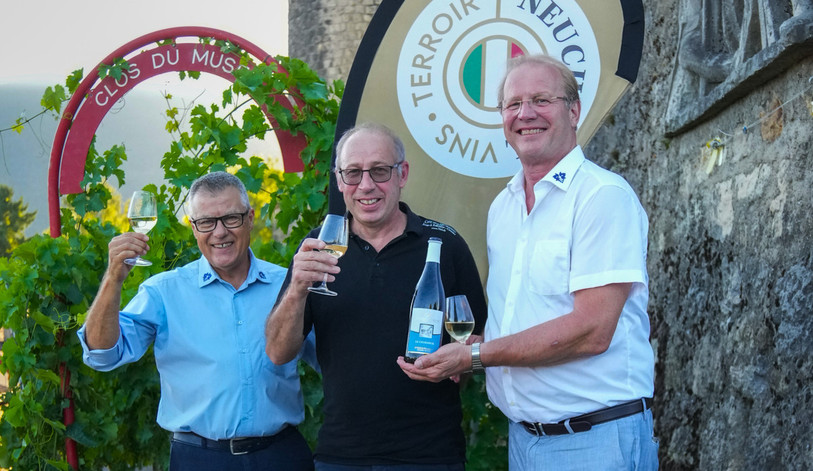 Christian Fellmann, de la Cave des Lauriers, au milieu de Patrick Vaudroz et Carlo Monnat de la Fête des Vendanges. (Photo : NVT)