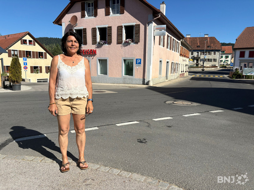 Derrière Muriel Jeanneret, présidente de La Brévine, le trottoir quasi inexistant et plus loin un carrefour qui ne répond plus aux normes actuelles.