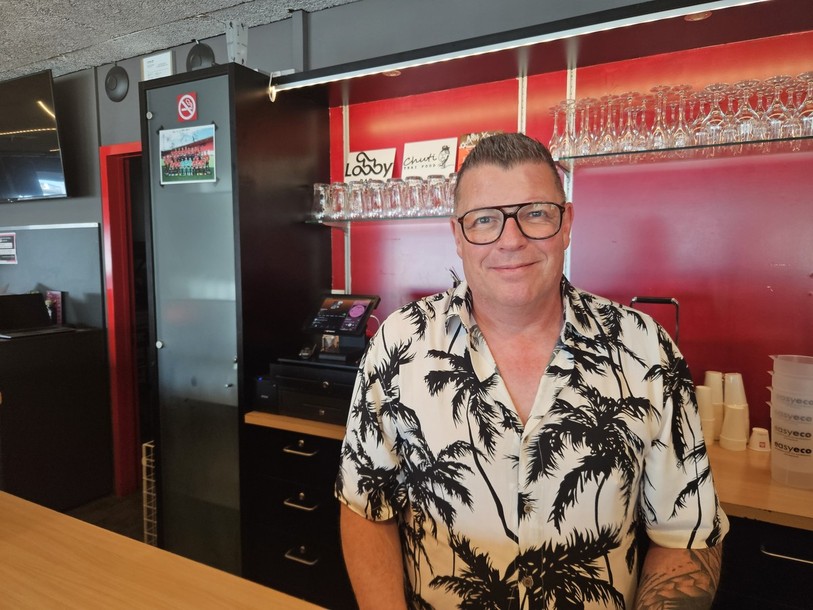 Florian Truffer, patron du Lobby Bar, diffusera le match Suisse-Argentine dimanche à 3h du matin.