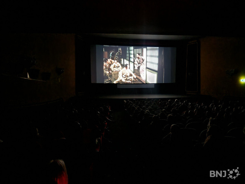 Pendant le film, le silence règne. C'est avant la séance que le public du NIFFF se lâche.