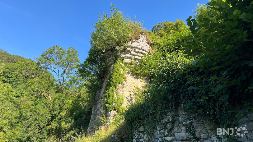 Si la chapelle est intacte, il ne reste que quelques ruines du château.