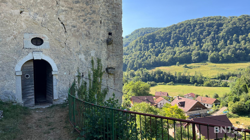 La chapelle se dévoile sur les hauteurs du village. Il faudra vous garer en bas du village et faire quelques pas pour y accéder !