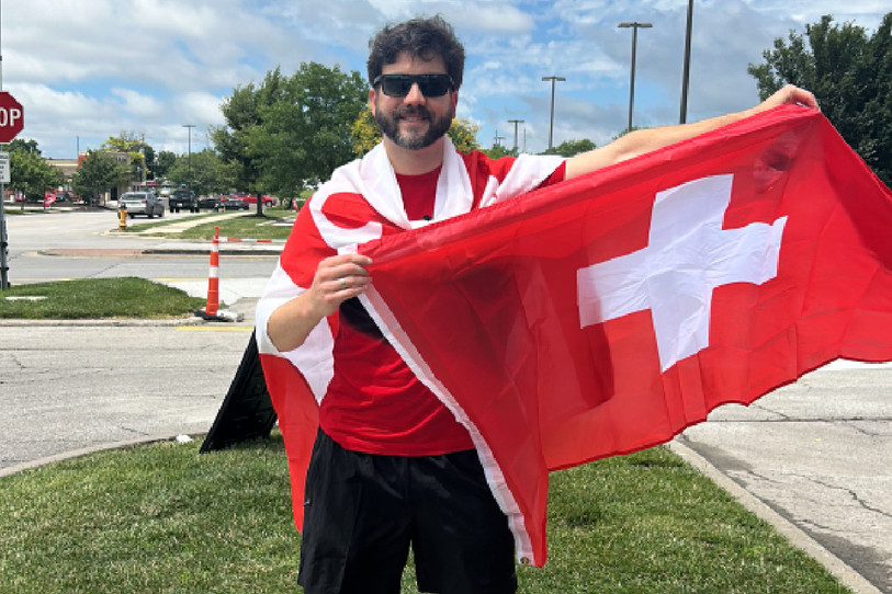 Drapeau jurassien sur les épaules et drapeau suisse dans les mains, Laurent Prétôt s'apprête à vibrer pour la Nati à Kansas City. (Photo : Laurent Prétôt)