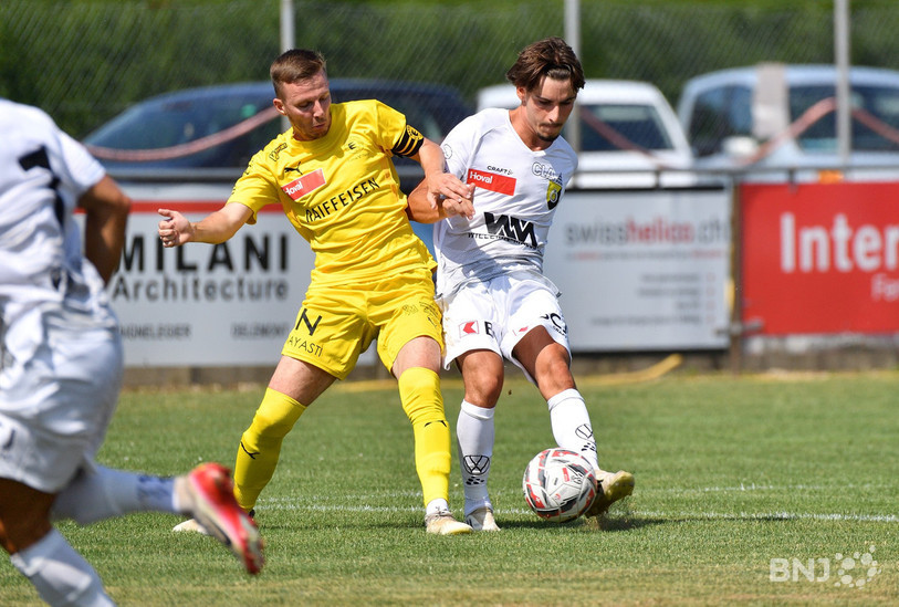 Le joueur du FC Bassecourt Axel Gester (à gauche) et celui des SR Delémont Iago Quintas se retrouvent ce vendredi soir à La Blancherie. (Photo : archives Georges Henz)