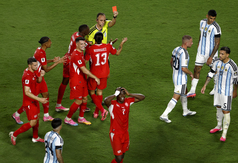 A la 72e minute, Breel Embolo a été exclu de la partie par l'arbitre portugais Joao Pinhero. (Photo : EPA/Will Oliver)
