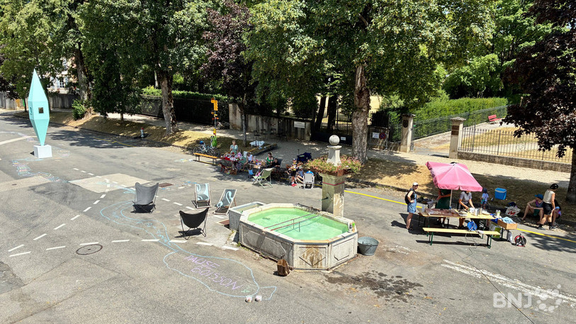 La Grande Rue de Môtiers a pris des couleurs samedi, pendant une performance artistique.
