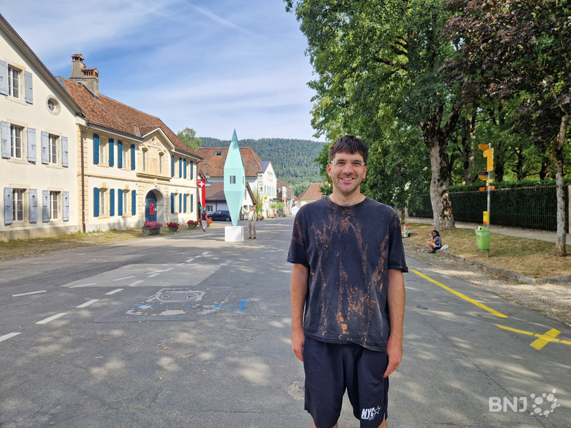 Giona Bierens De Haan dans la Grande Rue de Môtiers, sans voiture.