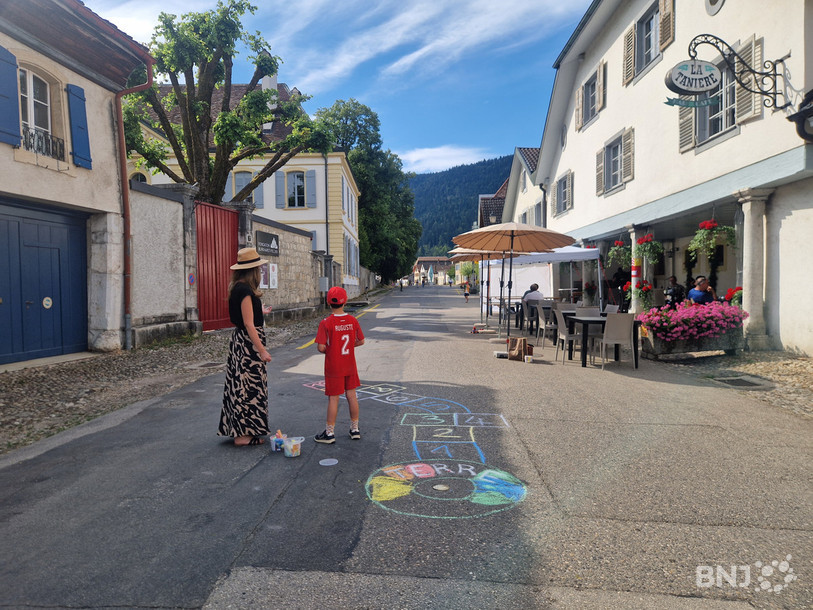 Le début de la marelle géante dessinée dans la Grande Rue de Môtiers.