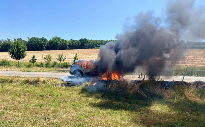 Le véhicule a pris feu alors qu'il était en marche. (Photo : Police cantonale jurassienne).