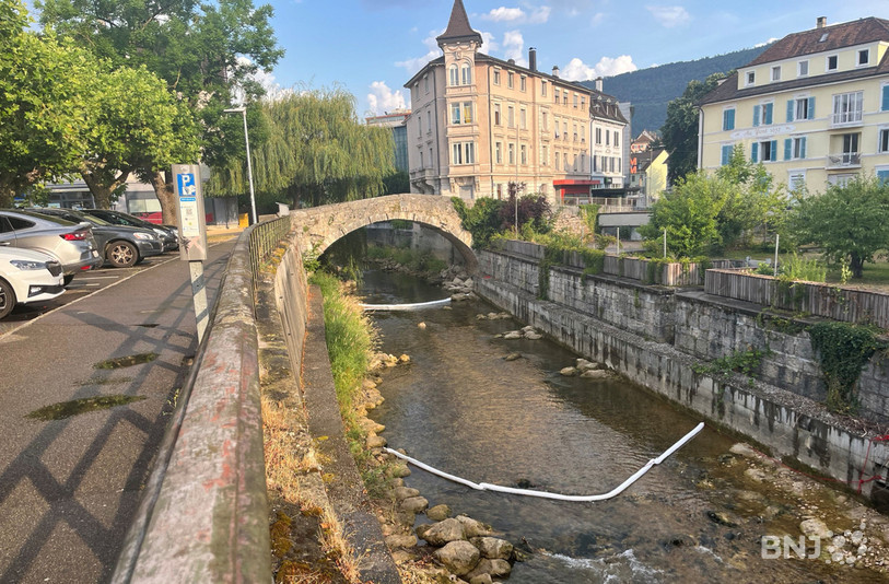 Les pompiers sont intervenus pour contenir une pollution de la Sorne à Delémont.