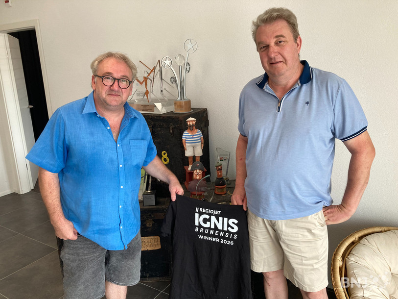 Nicolas (à gauche) et Jean-Pascal Guinand devant les nombreuses distinctions déjà reçues par l'entreprise Sugyp.