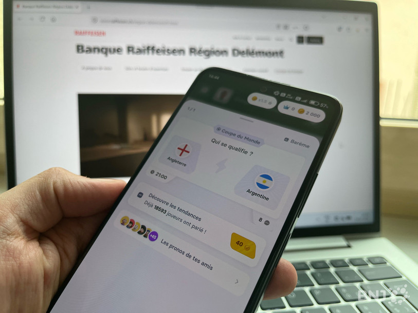 L'ambiance est joueuse depuis le début du Mondial à la banque Raiffeisen Région Delémont.