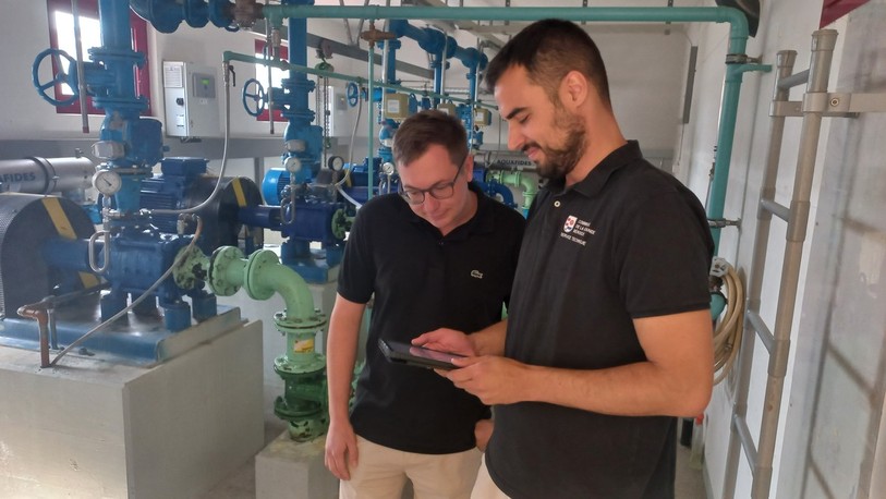 Maxime Rognon (à gauche), conseiller communal de la Grande Béroche, et Simon Silva, responsable du service technique pour la commune, analysent le débit d’eau quotidiennement.
