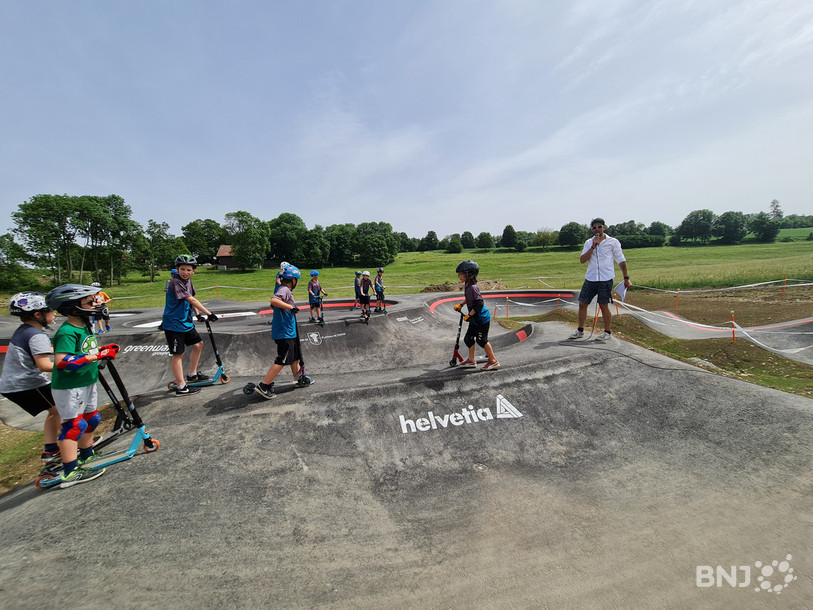 Sylvain Glatz, porteur du projet, a accueilli les premiers jeunes riders samedi après-midi sur les bosses du Pumptrack de Prêles.