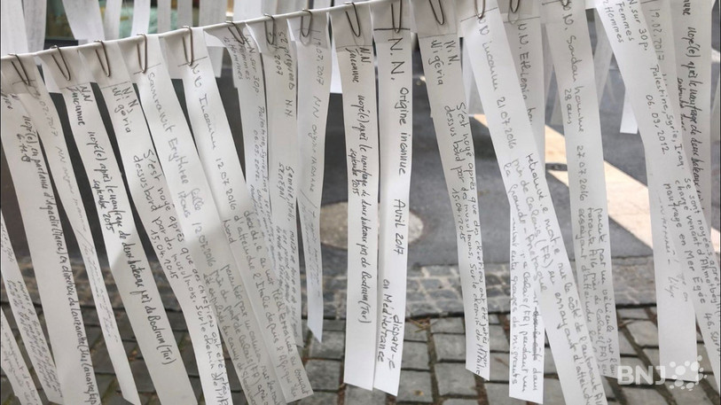 Les bénévoles ont inscrit sur des bandelettes le nom de dizaines de milliers de réfugiés qui ont trouvé la mort sur le chemin de l'exil vers l'Europe.
