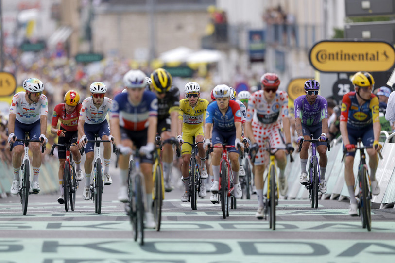  Le peloton disputera ce vendredi la 13e étape entre Dole et Belfort. (Photo : EPA/GUILLAUME HORCAJUELO.)
