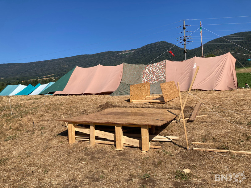 Environ 500 scouts participent au camp cantonal Kyklos sur les hauts de Gorgier. 