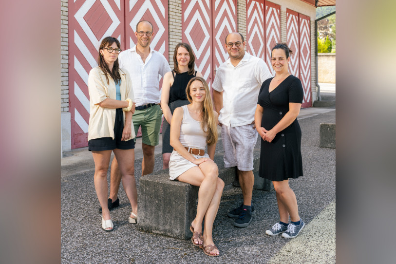 Le comité de La Caserne en compagnie de la première artiste. De gauche à droite : Chloé Berberat (artiste), Yves Guignard, Marine Englert, Aude Robert-Tissot, Niklaus Manuel Güdel et Noémie Güdel. (Photo : Pierre Montavon).