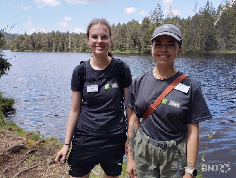 De gauche à droite : Léna Baumeler et Jodie Leisi ont trouvé un job d'étudiantes en pleine nature au sein du Parc du Doubs.