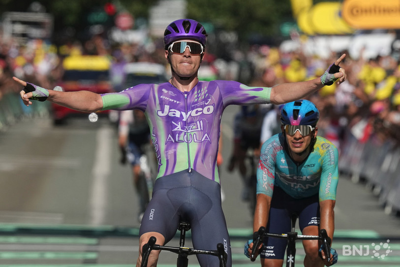 Mauro Schmid s'est imposé lors de la 13e étape de la grande boucle ce vendredi. (Photo : AP Photo/Thibault Camus.)