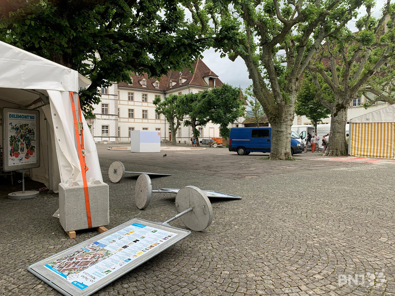 Affiches couchées, tentes bâchées et lestées, l'alerte orageuse a contraint les organisateurs du festival à plier bagages plus tôt que prévu dimanche après-midi.