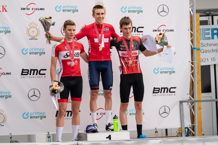 Robin Donzé (à droite) sur le podium des Championnats de Suisse de cyclisme (photo: Team Humard Vélo Passion).