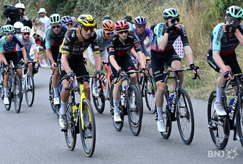 Yannis Voisard (au centre, casque rouge) a bataillé avec les meilleurs cyclistes de la planète en juillet sur les routes du Tour de France. (Photo : archives/Georges Henz)