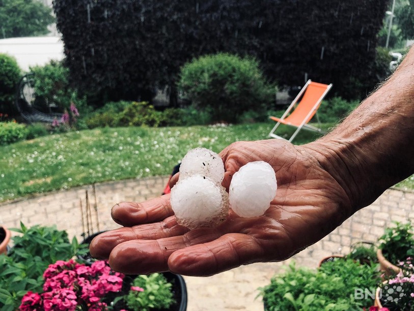Grêlons de la taille d'environ une balle de golf retrouvés à La Chaux-de-Fonds.