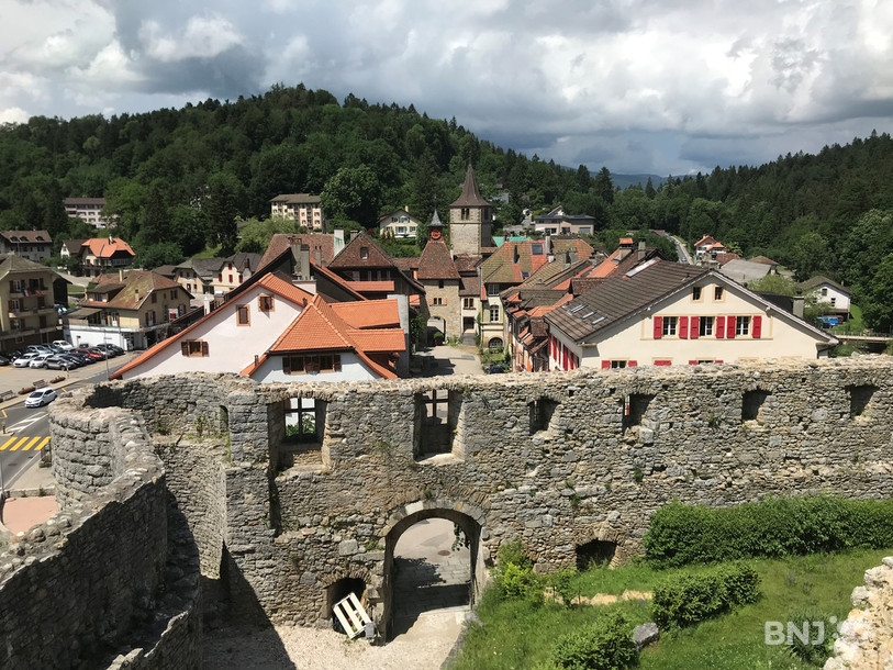 Valangin avec son vieux bourg, son château et sa collégiale. Autant d'atouts qui le font intégrer le guide des plus beaux villages de Suisse