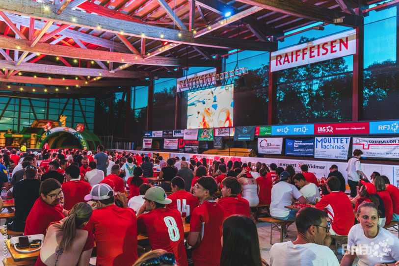 La fan zone à la patinoire de Delémont a attiré du monde, notamment lors des matchs de la Nati.