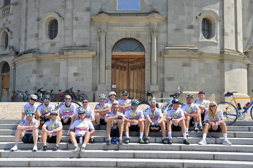 En 2024, la caravane des cyclistes s'était arrêtée à l'abbaye d'Einsiedeln dans le canton de Schwyz. (Photo : Instagram / temperatureinsella)