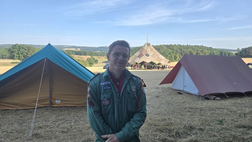 Niels Lehmann, chef du camp, a trouvé un champ entre Bressaucourt et Fontenais pour installer des scouts fribourgeois et thurgoviens.