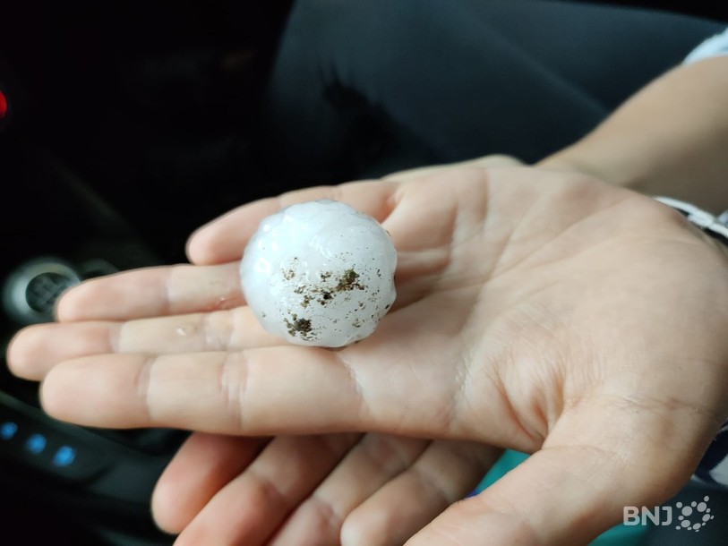 Grêlon de la taille d'une balle de ping-pong retrouvé lundi à La Chaux-de-Fonds.