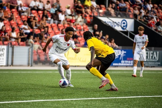 Loïc Veya (en blanc) a notamment marqué lors du match amical de Xamax face à Thoune. (Photo: Neuchâtel Xamax)