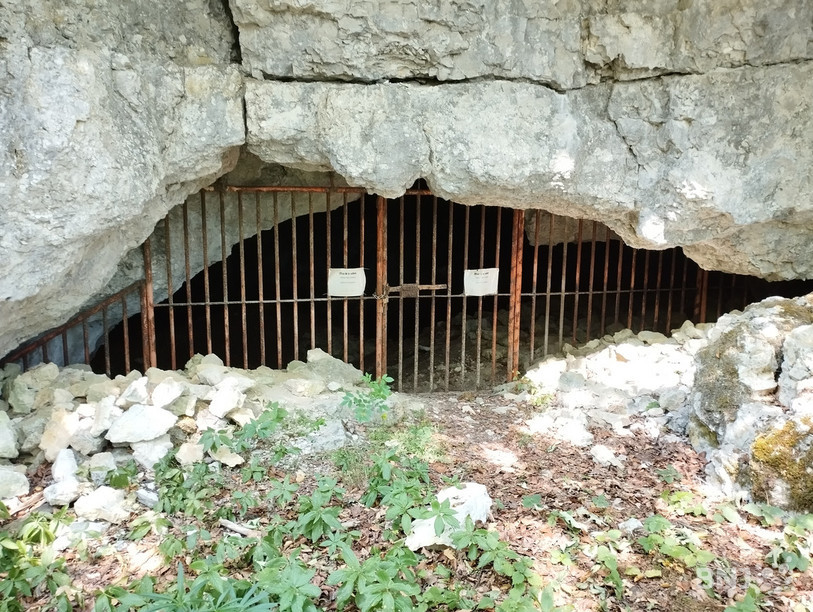 La grotte n°2, protégée par un portail, a pourtant été fouillée illégalement en 2015.