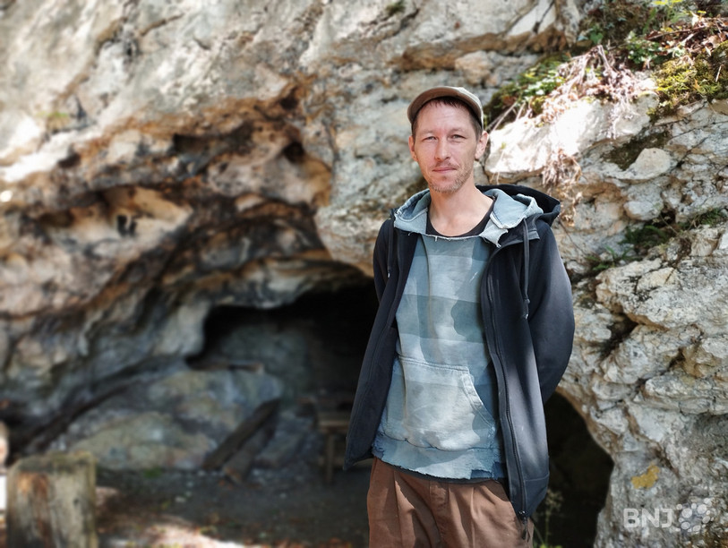 Geoffroy Luisoni, ici devant la grotte n°3, a été notre guide sur les hauteurs de St-Brais.