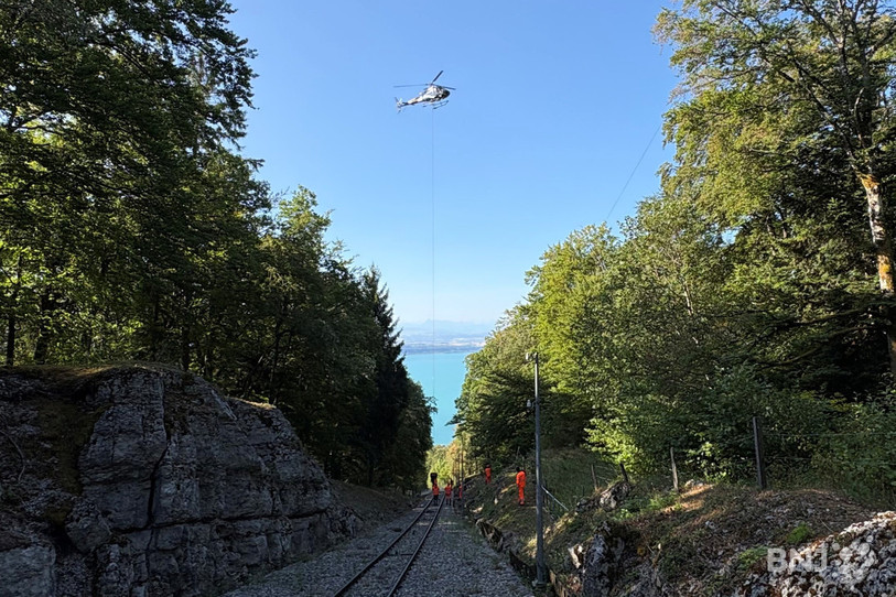 TransN a fait appel à un hélicoptère pour transporter le ballast de la station sommital jusqu'au milieu du parcours emprunté par le funiculaire La Coudre-Chaumont.