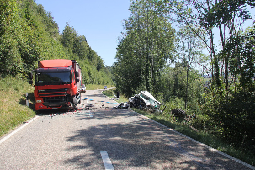 Le choc a été violent entre St-Brais et Glovelier. (Photo : Police cantonale jurassienne)