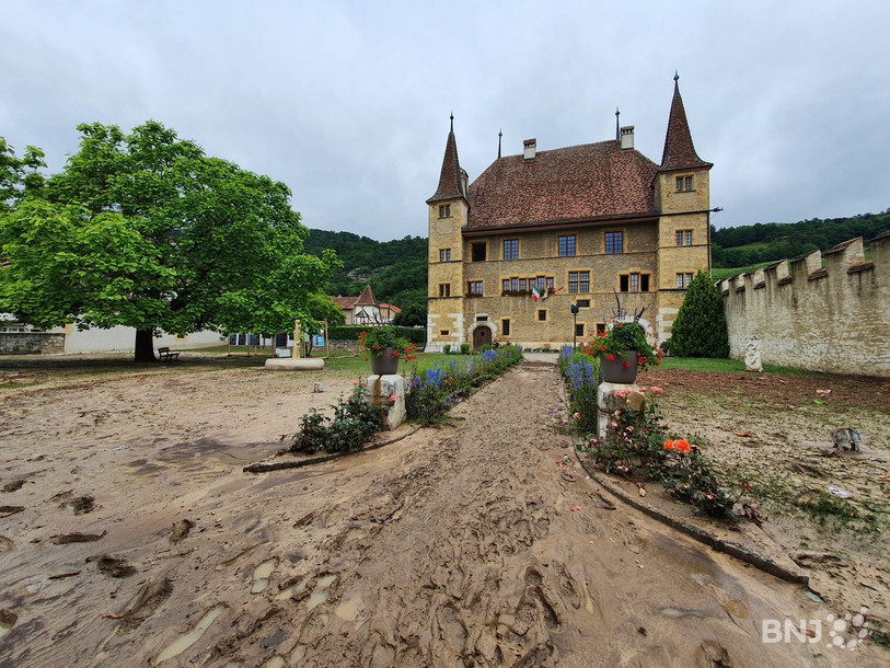 Le village de Cressier s'est réveillé sous la boue mercredi matin. 