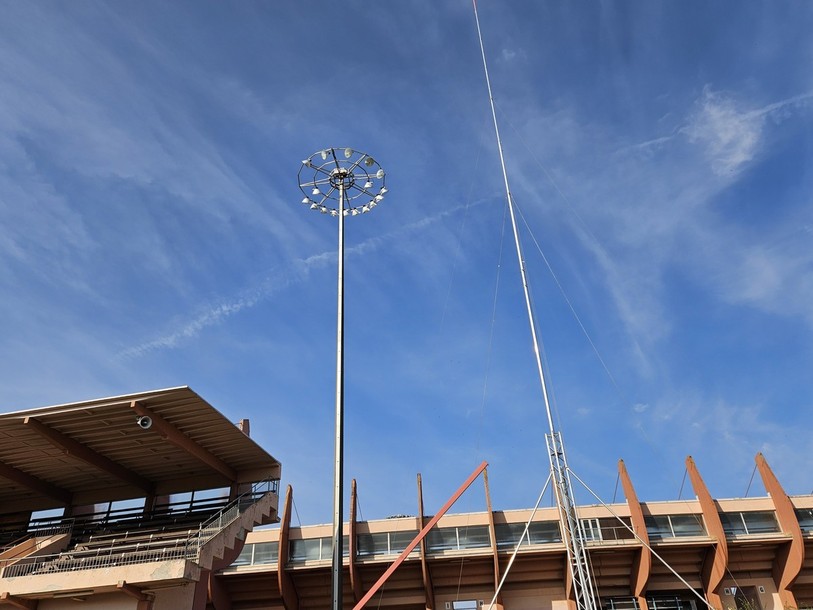 Un gabarit a été posé à quelques mètres de l'actuel mât d'éclairage qui illumine tant le stade de football que celui d'athlétisme.