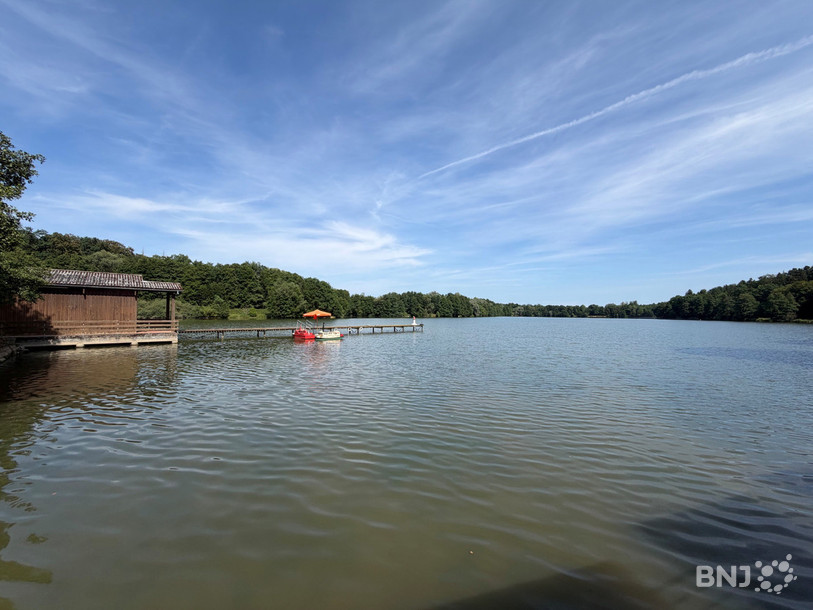 Le plan d'eau de Courtavon mesure 17 hectares et a une profondeur maximale de 7 mètres. De nombreux poissons y vivent et permettent la pratique de la pêche « no kill ».
