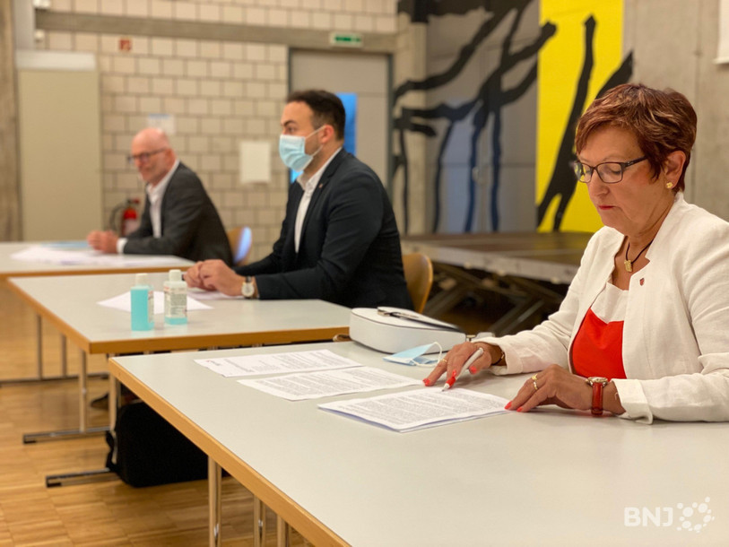Les autorités de Moutier veulent appuyer sur l'accélérateur. De droite à gauche : les membres du Conseil municipal Claire-Lise Coste et Valentin Zuber ainsi que le chancelier Christian Vaquin.