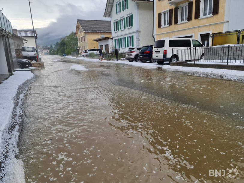 A Sonceboz, la rue de la Gare s'est rapidement transformée en torrent.