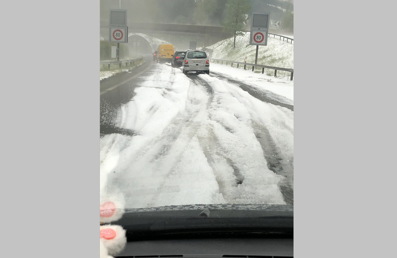 La grêle est tombée en grande quantité sur l'autoroute, paralysant le trafic. (Photo : auditeur reporter).